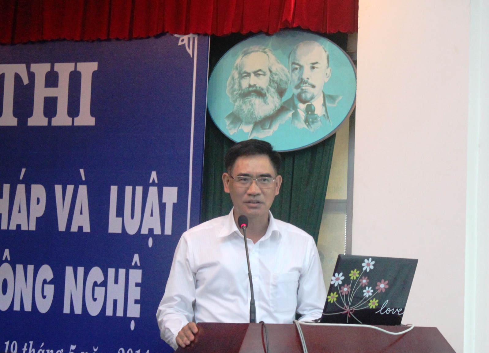 Phó Chủ tịch UBND tỉnh Trần Văn Vĩnh phát biểu tại lễ trao giải Hội thi Tìm hiểu Hiến pháp và Luật KHCN